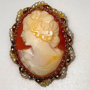 Yellow gold cameo with genuine pearls